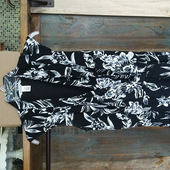 White House Black Market Floral Romper w/ Pockets - 4 - Picture 2 of 8